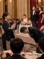 娘の結婚式で夫は愛人を新しい妻と紹介した